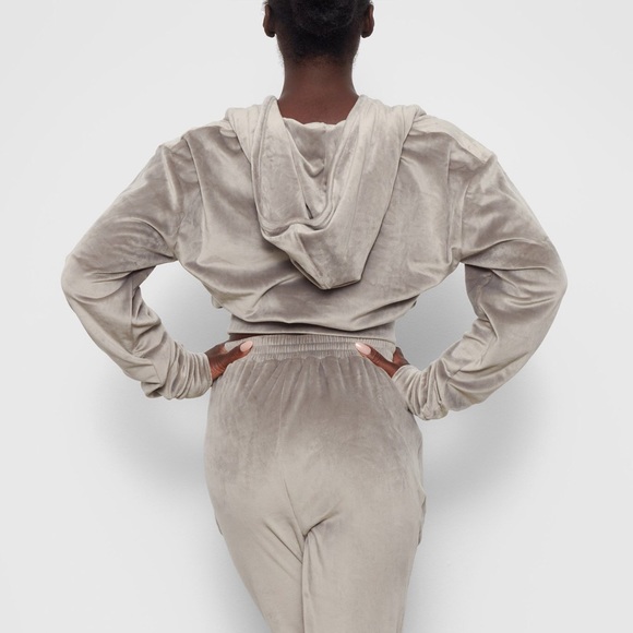 SKIMS Velour Hoodie in Smoke Large L NWT - Picture 9 of 15